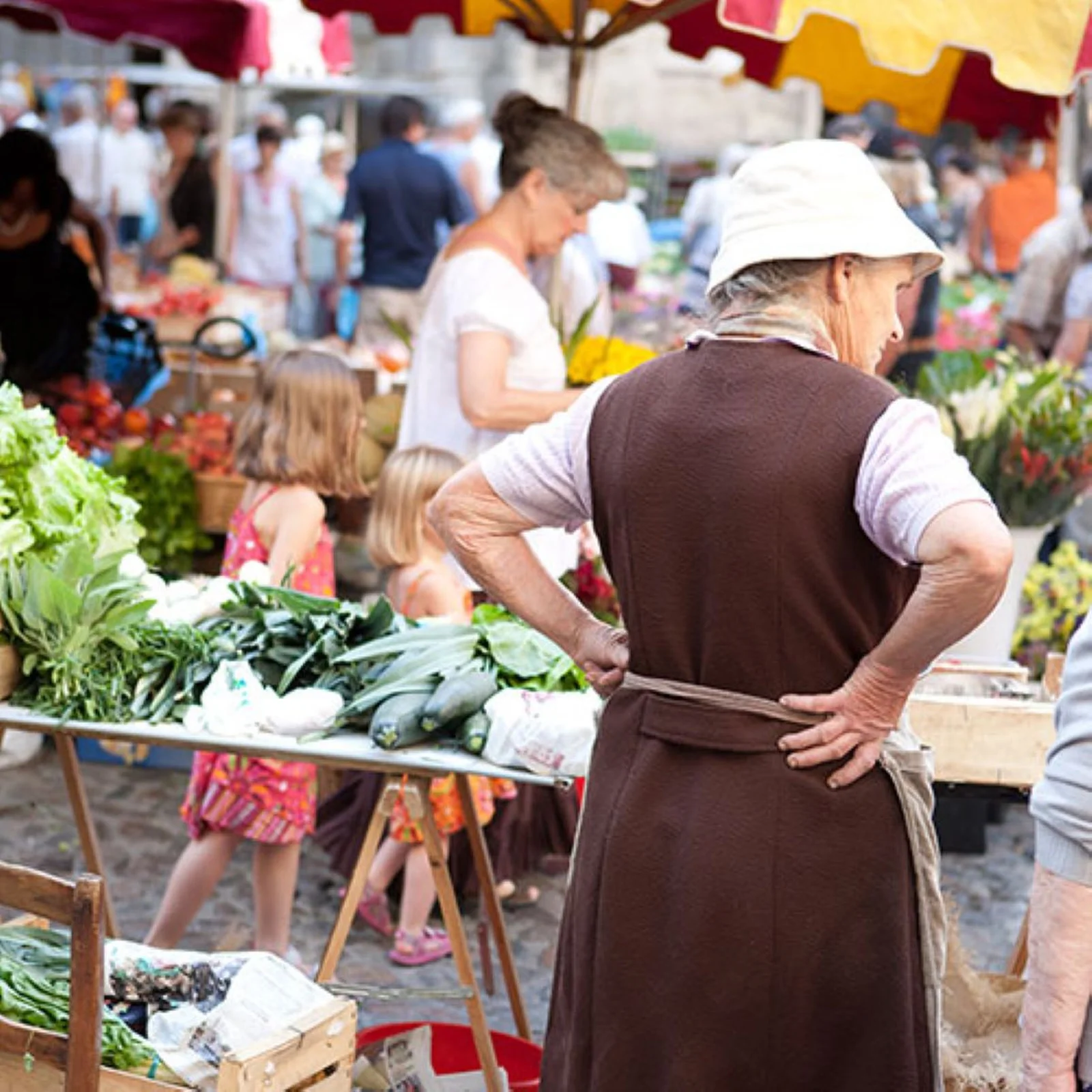 Marché sur la place du village