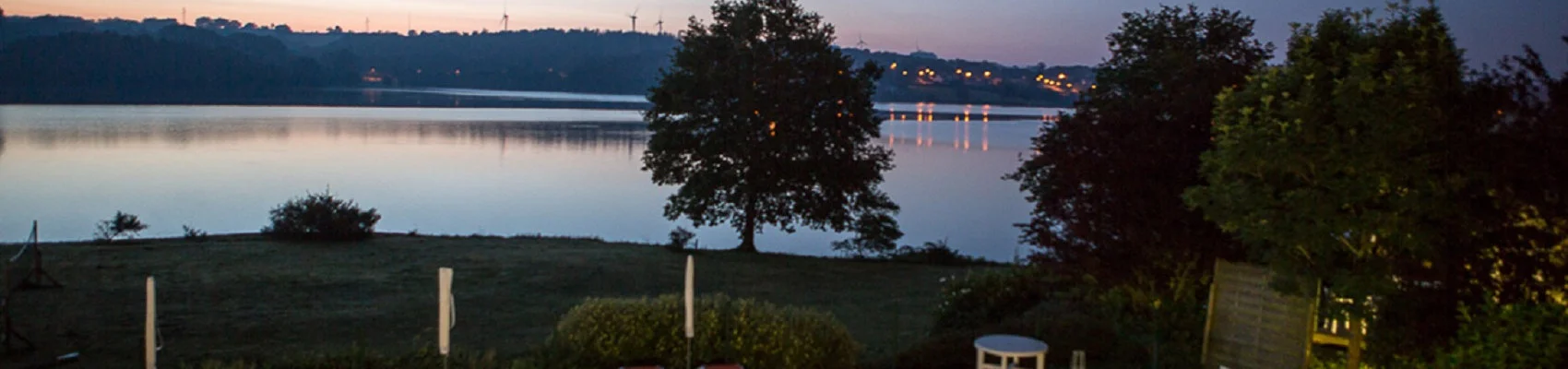 lac nuit Le lac au crépuscule