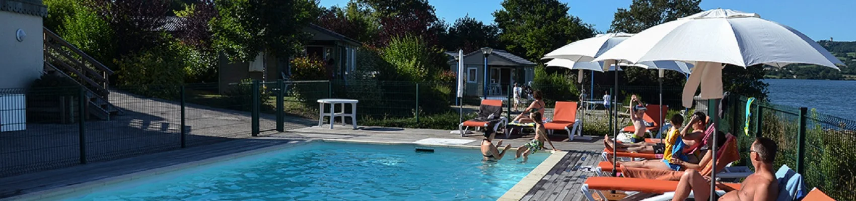 piscine1 La piscine, repose au bord de l'eau